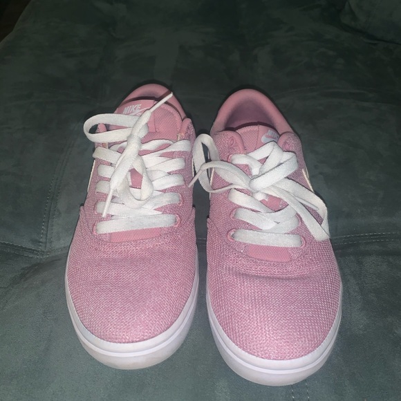 Women’s Nike Tennis Shoes - Picture 2 of 4